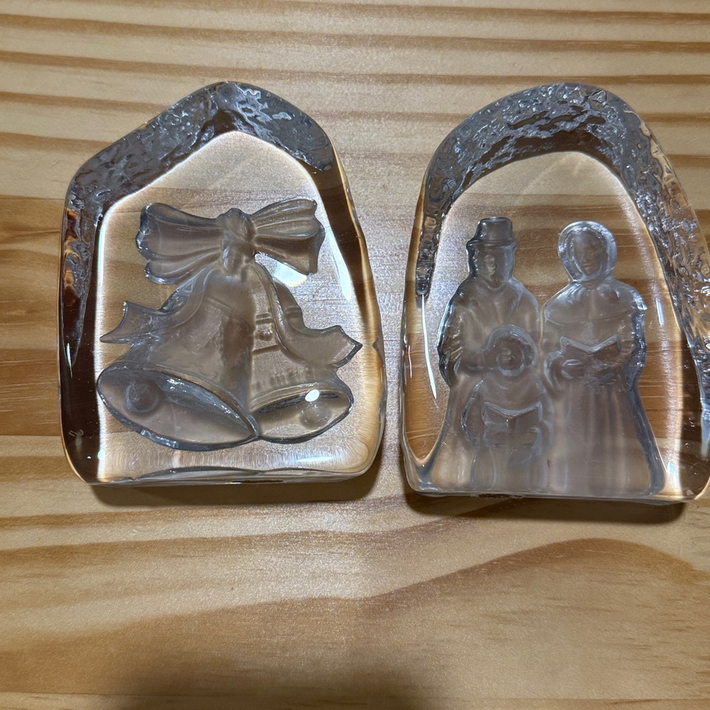 Cristal d’ Arques France 24% Genuine Lead Crystal Caroler’s & Bells Paperweight.